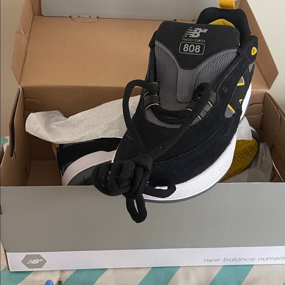Brand new never worn women’s New Balance Ortholite sneakers. Size 8